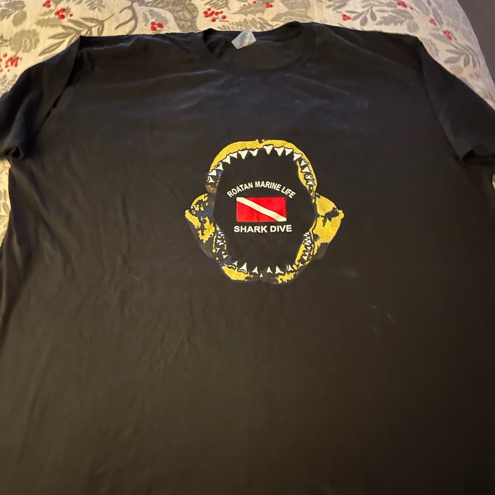 Men’s black Shark Dive tshirt